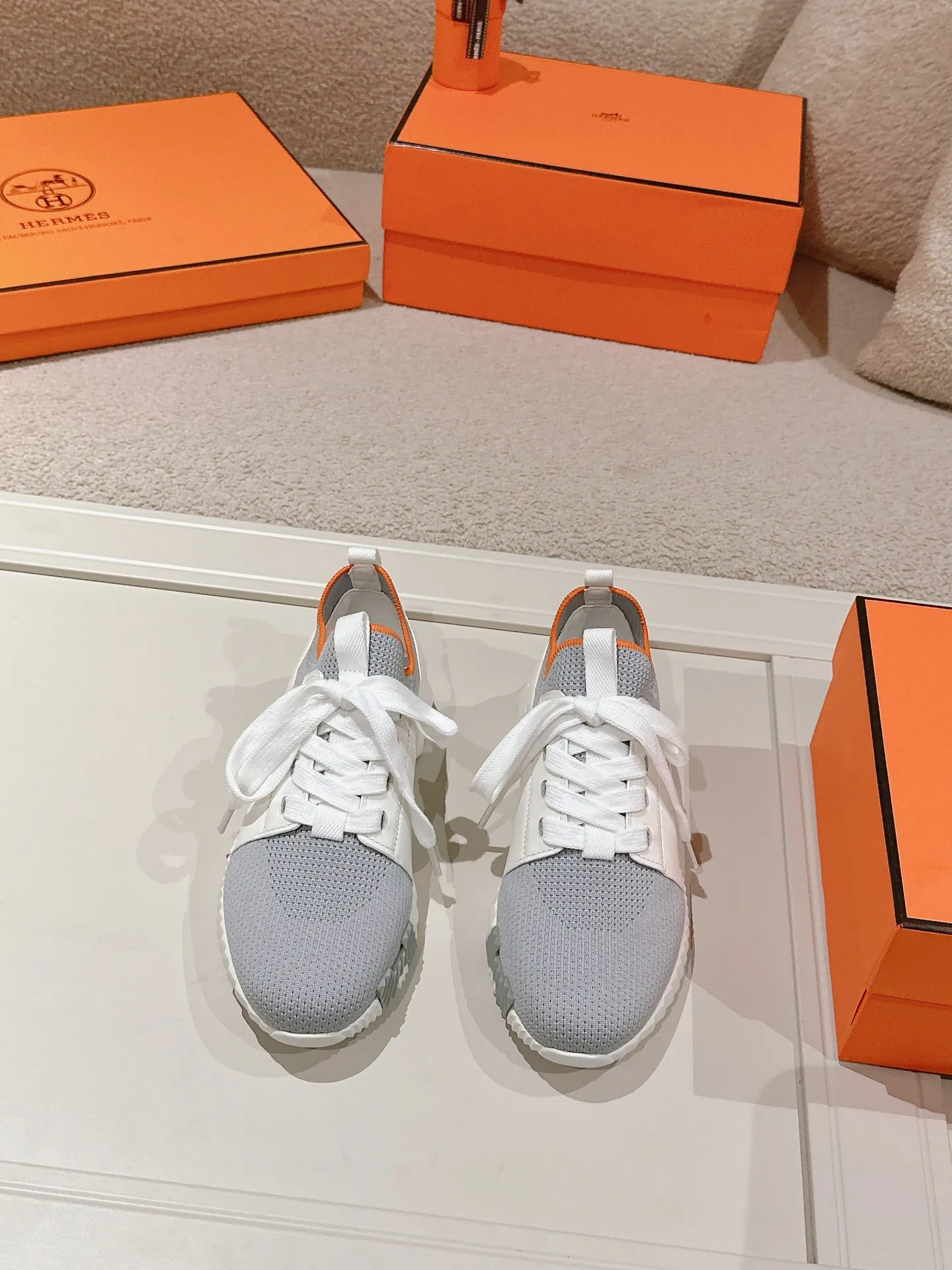 Men's shoes 💰600💰 Hermes top version # Hermès H family classic couple's casual sports shoes Couple's casual sports dad shoes combine high-tech canvas and suede goatskin, and are decorated with an exaggerated "H" letter on the rubber sole. The italic design and bright colors show vitality and continue the brand's design inspiration. Stroll around the city lightly and feel free and comfortable. Exquisitely packaged at the delivery counter 🛍📦 Fabric: Original special material and cow suede Lining: Customized breathable mesh Outsole: Open-molded TPU + rubber foam material Bottom thickness: 3CM Size: 35-45